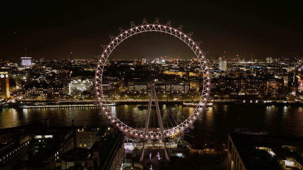 Pantone Mocha Mousse London Eye